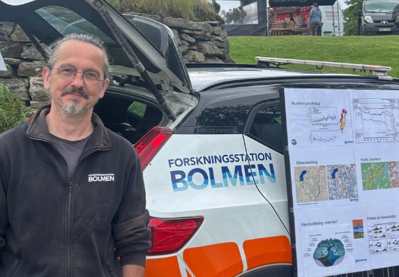 Forskningsstation Bolmens föreståndare, Juha Rankinen, visar arbetet som sker på forskningsstationen.