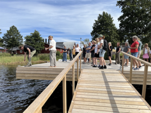 Provtagning av vattnet vid bryggan på Tiraholm1, Foto Anna Sara Roos
