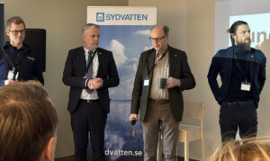 Paneldebatt med Carl Håkansson Cedergren, chef på Räddningstjänsten Ljungby, Niklas Nordgren, kanslichef för Södra Civilområdet, Stefan Johnsson, chef för säkerhets- och kvalitetsavdelningen på Sydvatten, och Falk Jandt från Trafikverket. 