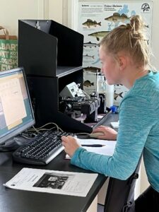 Emma kör växtplanktonprover i Flow Cam