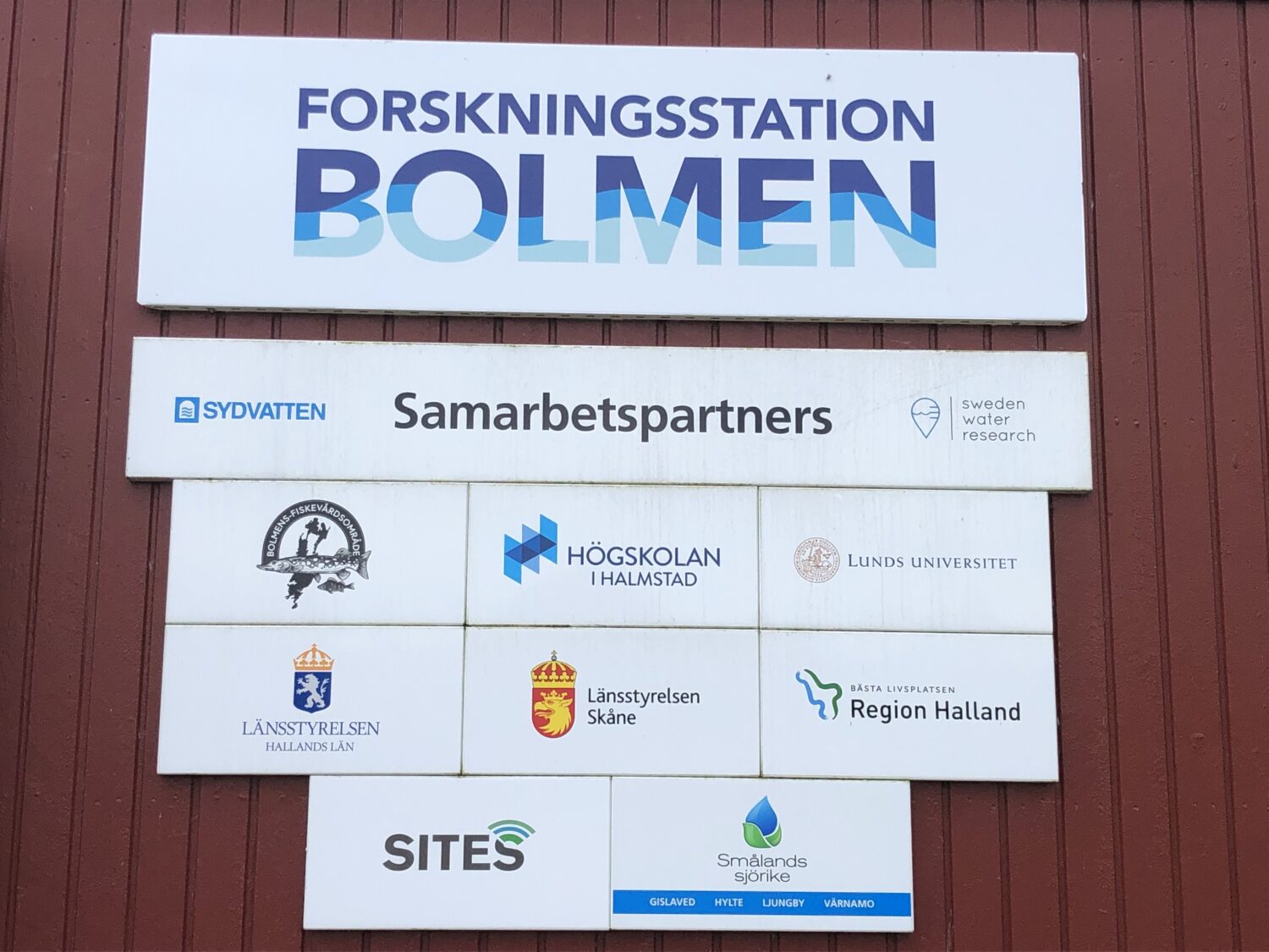 Bild på Forskningsstation Bolmen, med loggan samt logga på samarbetspartners