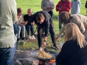 Besök av Hylte kommuns förskolepedagoger, augusti 2023, matlagning över öppen eld