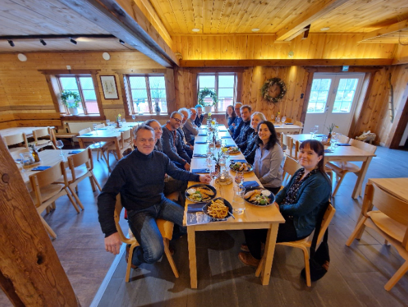Deltagare på NOM-workshop äten lunch på Tiraholms fiskrestaurang
